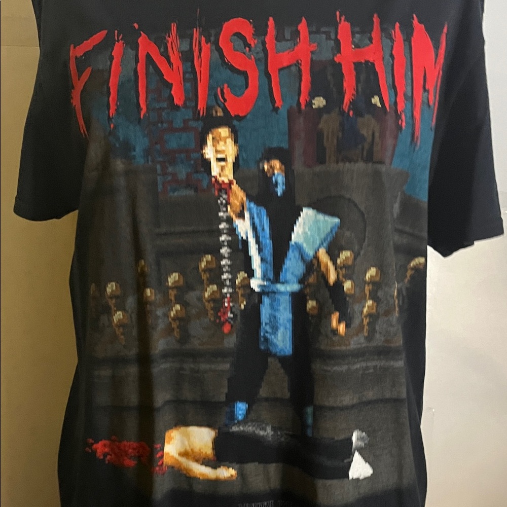 😄Mortal Kombat graphic Tshirt finish him medium 2010